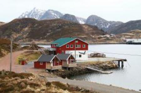 Eidet Sjøcamp  Feriehus & campingplass