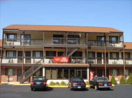 Colonial Inn & Suites