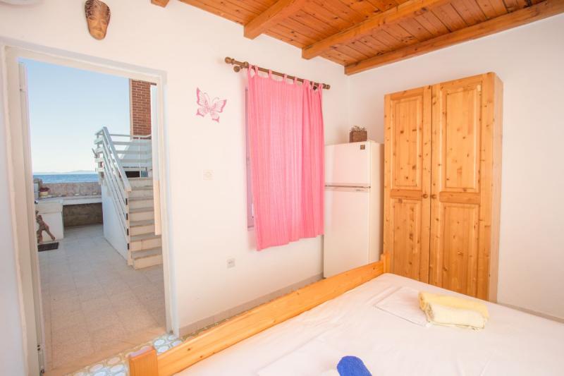 Room_1_03.jpg