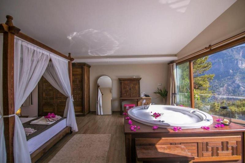 Honeymoon-suite-5-1.jpg
